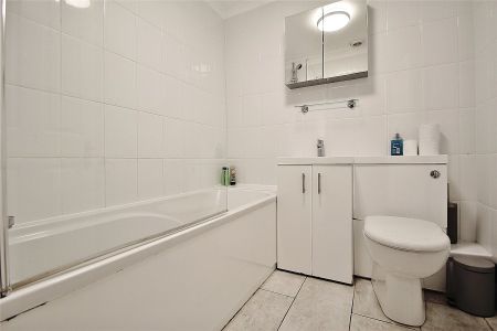 Alexandra Gardens, Woking, Surrey, GU21 - Photo 4