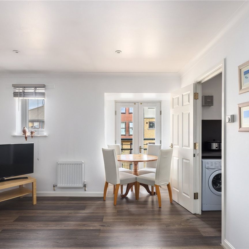 Montague House, E16 - Photo 1