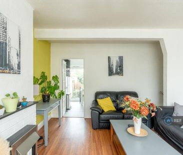 1 bedroom in a house share to rent - Photo 2