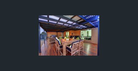 SPACIOUS THREE BEDROOM HOME WITH DECK FOR ENTERTAINING - Photo 2