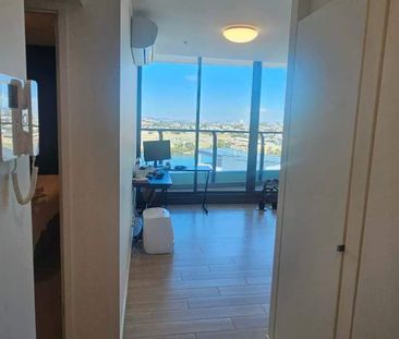 Top-Floor Modern Furnished Apartment with River Views | 1 Bed, 1 Ba... - Photo 1