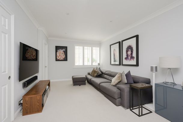 Rosslyn Park, Weybridge, KT13 - Photo 1