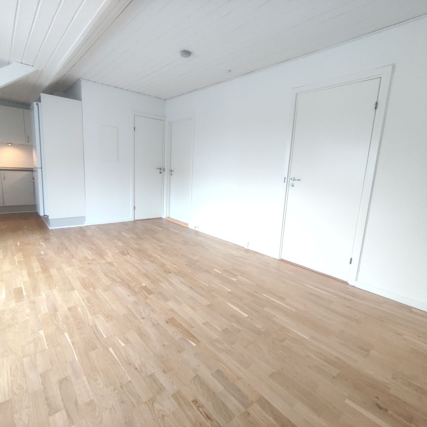 Stor og lys lejlighed på øverste etage - Photo 1