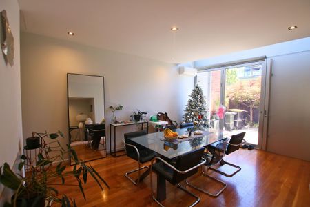 Stylish Three-Bedroom Residence in Prime Brunswick Location - Photo 3