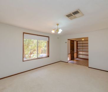 Centrally located 3 bedroom home - Photo 1