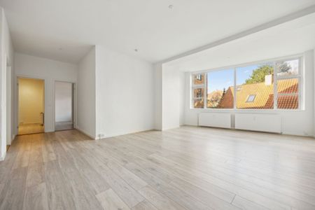 Rummelig 3-værelses lejlighed med central beliggenhed på Nørresundby Torv - Photo 2