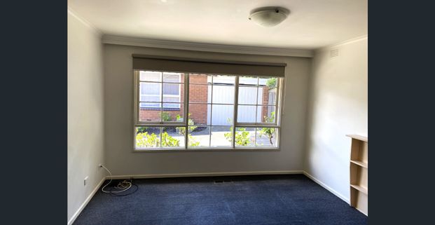 Spacious Two Bedroom Unit Opposite Chadstone Shopping Centre! - Photo 1