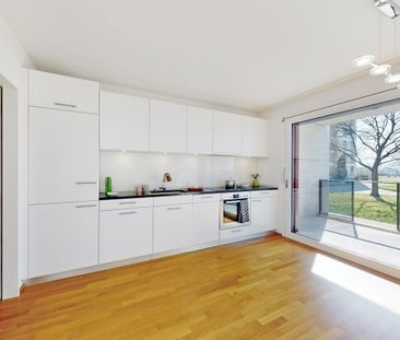 Behind the train station – right at the front! - Photo 3