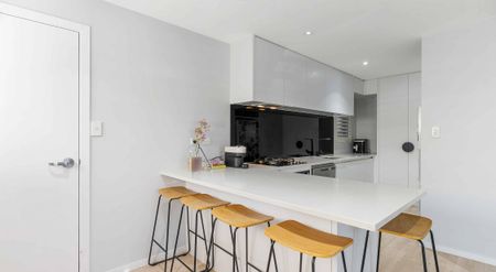 Fully Renovated & Highly Spacious Coastal Retreat - Photo 3