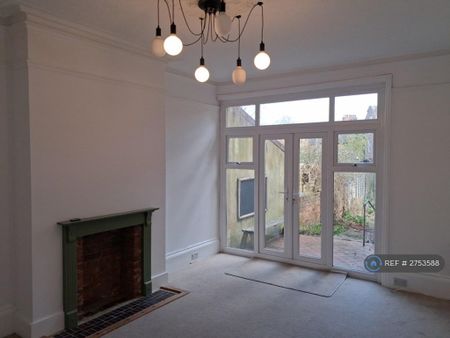 2 bedroom flat to rent - Photo 2