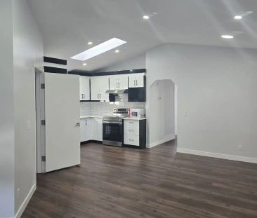 Beautiful and spacious 3bedroom house for rent — 3 Bedrooms Main Floor - Photo 1