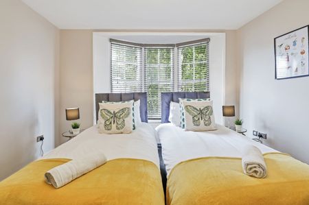 3 Bed Flat, East Street, BN1 - Photo 2