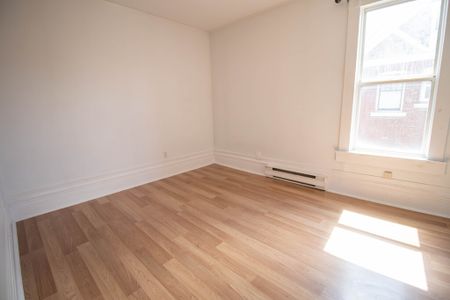 Spacious 2 Bedroom Unit in Niagara Falls! - Photo 3