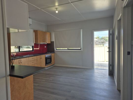 Fully Renovated 1-Bedroom Flat – Just 200m from the Beach&excl; - Photo 1