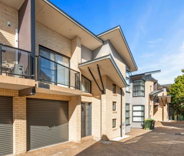TRENDY TOWNHOUSE! - Photo 2
