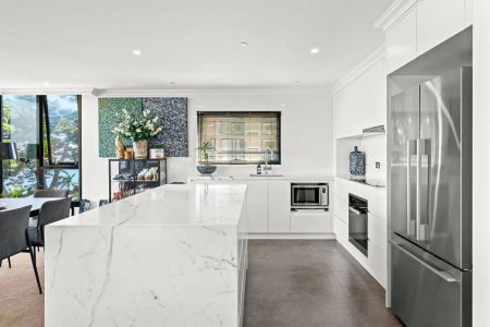 'Retford Hall' Absolute Luxury with World Class Views of Sydney's Iconic Harbour and City Skyline From This Stunning Spacious Double Apartment - Photo 5