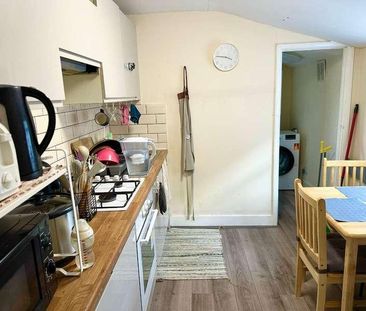 Herbert Road, London, E12 - Photo 6