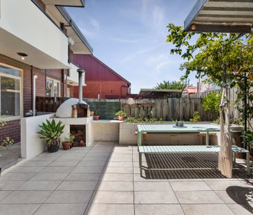 Ground Floor Apartment with Huge Entertainers Courtyard - Photo 5