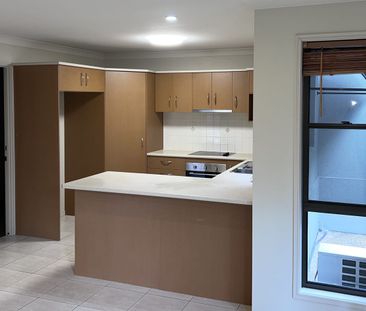 Spacious Townhouse in Varsity Lakes - Photo 3