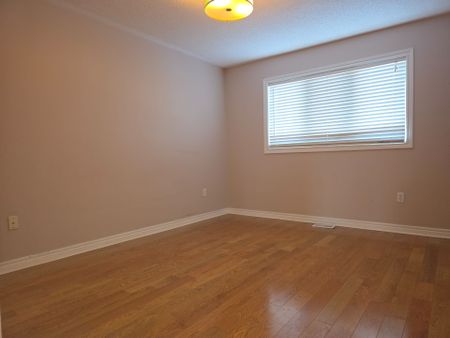 For Lease - 120 Flagstone Way, Newmarket, Ontario - Photo 3