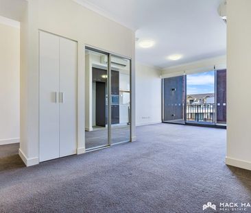 TOP FLOOR APARTMENT - UNFURNISHED - Photo 4