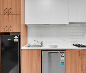 City convenience with space, light and lifestyle - Photo 3