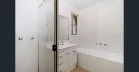 SPACIOUS CAMERON PARK FAMILY HOME WITH GREAT YARD & DOUBLE GARAGE - Photo 5