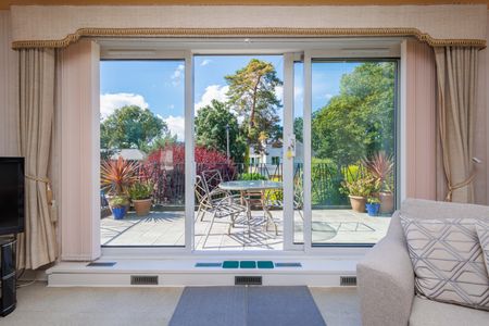 3 bed flat to rent in Westminster Road, Poole, BH13 - Photo 3