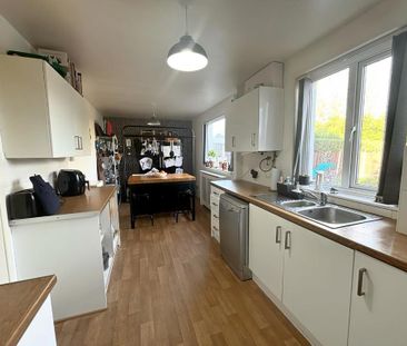 3 bedroom semi-detached house to rent - Photo 5