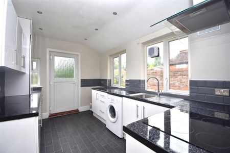 4 bedroom semi-detached house to rent - Photo 2