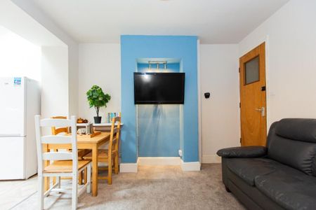 5 bedroom detached house to rent - Photo 2