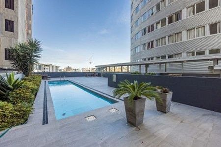 Queen size bed and pool - Photo 5