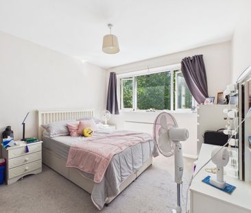 3 bedroom Flat in Yorktown Road, Sandhurst - Photo 2