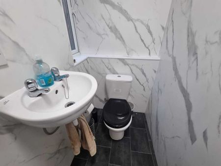 7 Bed Student Accommodation - Photo 5