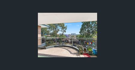 Spacious 2 bedroom Apartment with lock up garage and walk to station - Photo 3