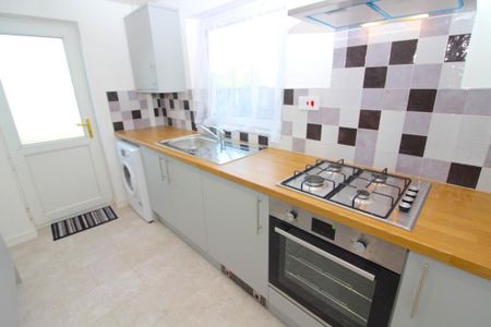 3 bedroom semi-detached house to rent - Photo 4