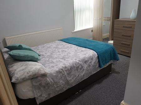 🏥 10 Min Walk to Salford Royal | 5-Bed Houseshare - Photo 5