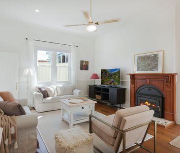 BRIGHT & SPACIOUS 3-BED HOME - Photo 3