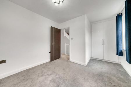 4 bedroom terraced house to rent - Photo 3