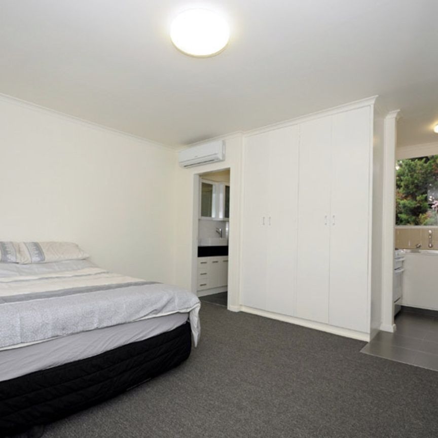 Lovely, Light and Bright Studio Apartment - With Communal Swimming Pool! - Photo 1
