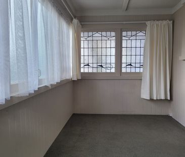 4 bedroom 1.5 bathrooms plus large lounge dining and emormous garage h - Photo 6