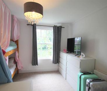 4 bedroom character property to rent - Photo 4