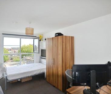 1 bedroom in a flat share to rent - Photo 5