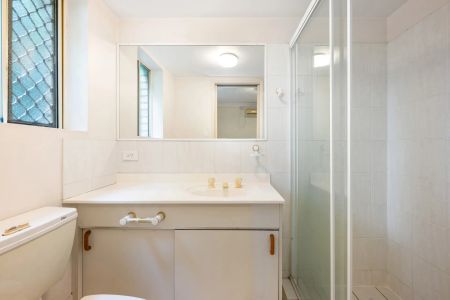Stylish 2-Bedroom Apartment in Prime Inner-City Location - Photo 2