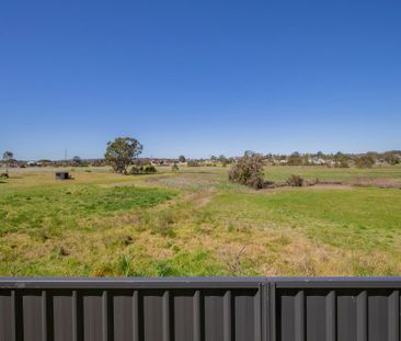 Brand New, Split Level 3 bedroom with Beautiful Views! - Photo 4