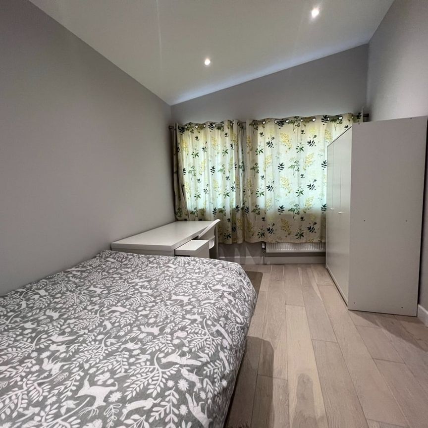 2 Bed Semi-Detached House, Rosebank Way, W3 - Photo 1