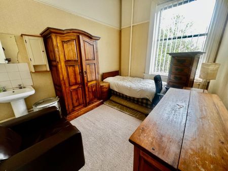 9 bedroom Flat To Let - Photo 2