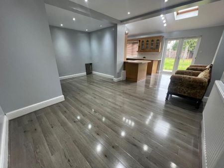 5 bedroom detached house to rent - Photo 3