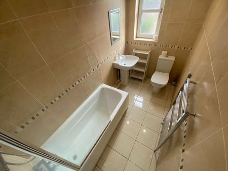 3 bed Terraced - To Let - Photo 2