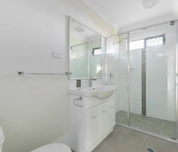 “Modern Duplex in Collingwood Park!” - Photo 1